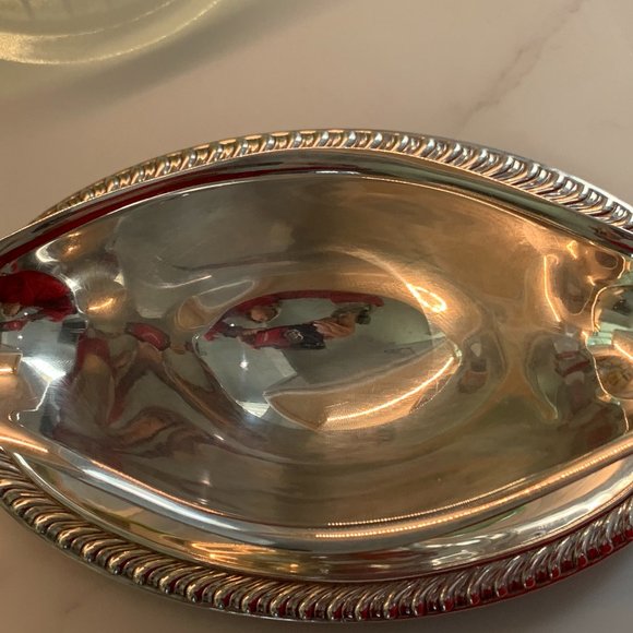 Silver Plated Gravy Boat with Under-plate and Ladle - Picture 8 of 13